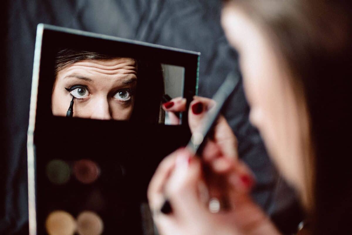 Abgelaufenes Make-up schadet den Augen