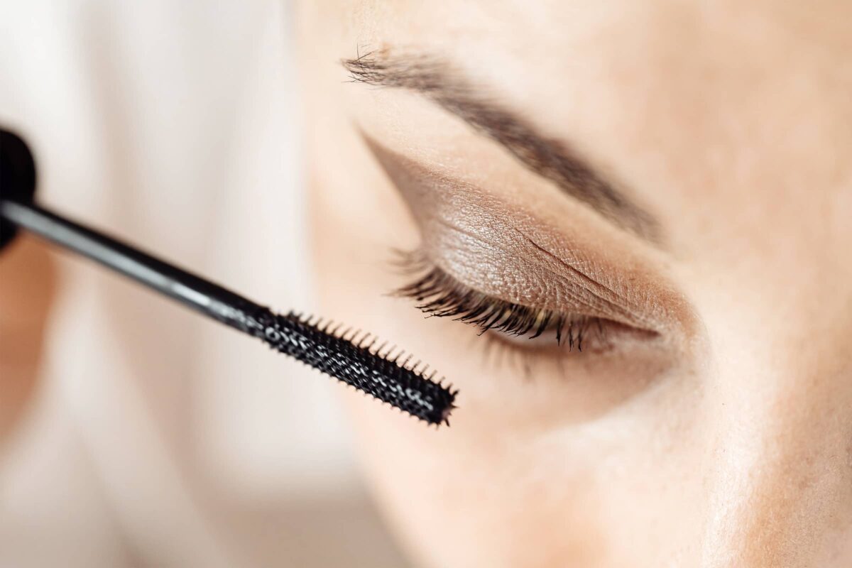 Mascara auftragen mit Kontaktlinsen