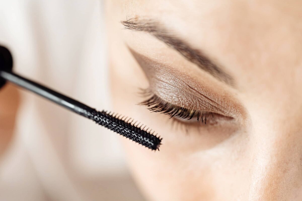 Mascara auftragen mit Kontaktlinsen