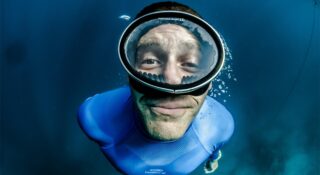 Kann man mit Kontaktlinsen schwimmen und tauchen?